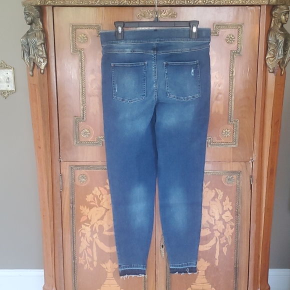 0608 Spanx Distressed Denim Skinny Jeans - Picture 4 of 8
